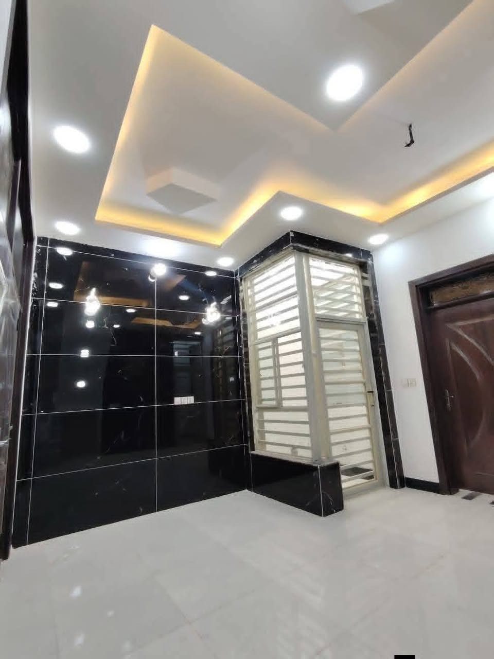 يالله يالله  بيت للبيع جديد بلاش بلاش  😍وتساب ***********📞📞
عنوانه المكتب مقابل قريه الغدير عمود282 مكتب التساهل للعقار احجز بيت احلامك يم مكتب التساهل 😍🏬🏬
#_بيوت عدد 2مجاورات _مساحه_لبيت_110متر_مربعه 
#_ 
#بيت_طابو_زراعي_سند25
سعره 46عرض شارع 12متر فول خدمات 

بناء حديث غير مسكون
بناء ممتاز جدا  عنوان  لبيت النجف 
#مقابل__ملحق قرية_الغدير_مباشر 
يحتوي لبيت على+ غرفه2+صاله  +مطبخ ستقبال +صحيات بلداخل +وبلخارج 
***********وتساب
