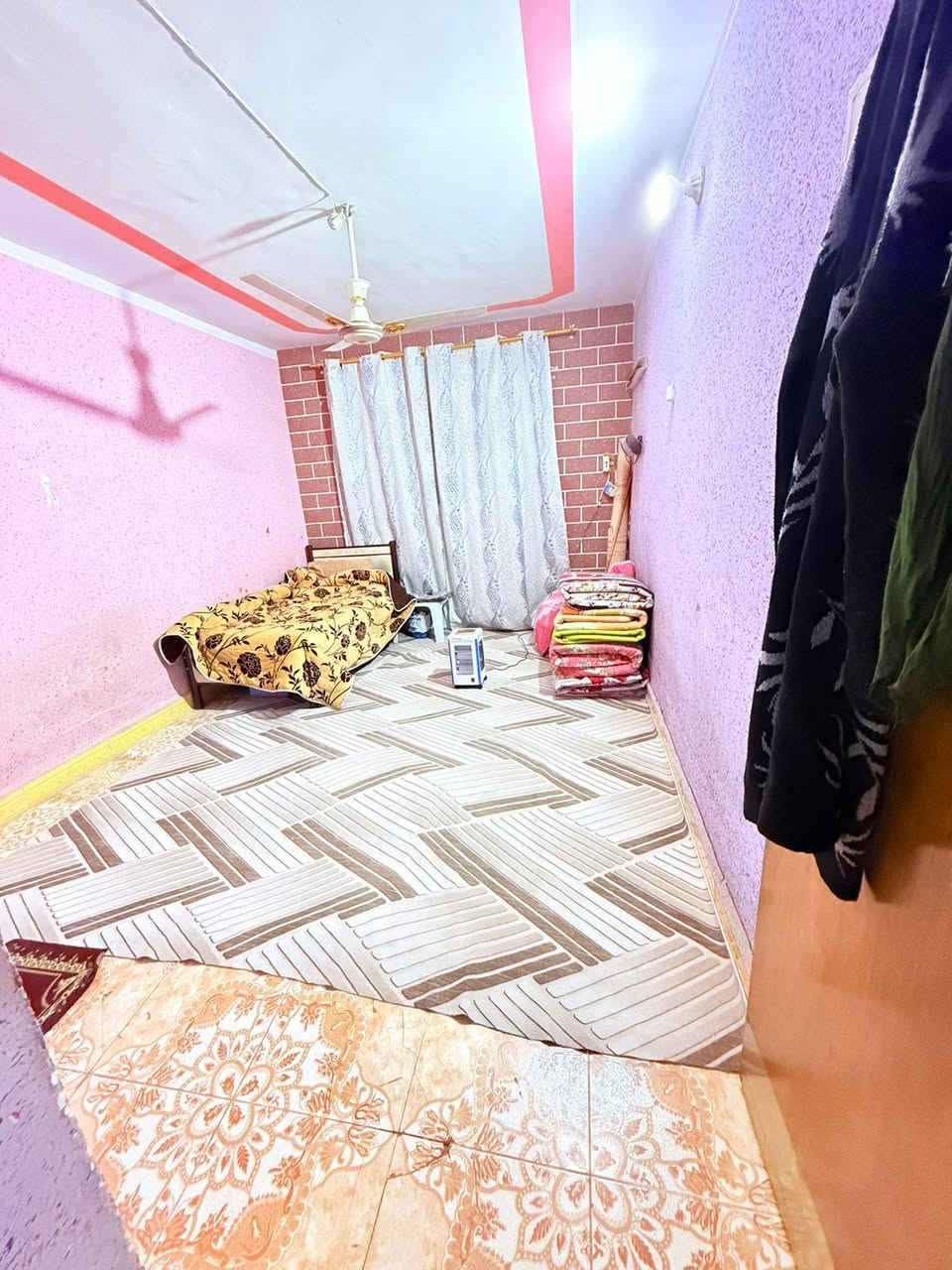 بيت للبيع في الزبير شارع الجاهزه خلف مول الكوخ يعني خلف شارع الجاهزه مباشرة على شارع عرض ١٢ متر خدمات ماء كهرباء مجاري داخله عليه شركة النرجس ما باقي فقط التبليط الرصيف كامل موقع ممتاز من أرقى مواقع الزبير طابو ملك صرف
مساحة البيت ٣١٥ متر واجهة ١٢ ونزال ٢٦ البيت طابقين 
الطابق الارضي يحتوي على
٤ غرف منام 
ديوان استقبال خارجي وكراج يسع سيارتين وهول داخلي وصاله ومطبخ ومناور على طول وعرض البيت
 و ٥ حمامات خارجيه وداخليه وماستر
ومخزن 
والطابق الأول يحتوي على 
غرفتين منام وحده ماستر روم 
وحمامات عدد ٢ 
وصاله كبيره 
ومخزن
وسطح خارجي 
البيت موقعه كلش حلو من أرقى مواقع الزبير خلف الكوخ مباشره
وكامله خدمات كلهة عدا التبليط عن قريب 
السعر  ٤٥٠ مليون قابل للتفاوض
للاستفسار ***********.
الببت يكفي اكثر من عائله ومساحه كبيره وموقع راقي وداخله بي الخدمات وأي إستفسار انه حاضر
