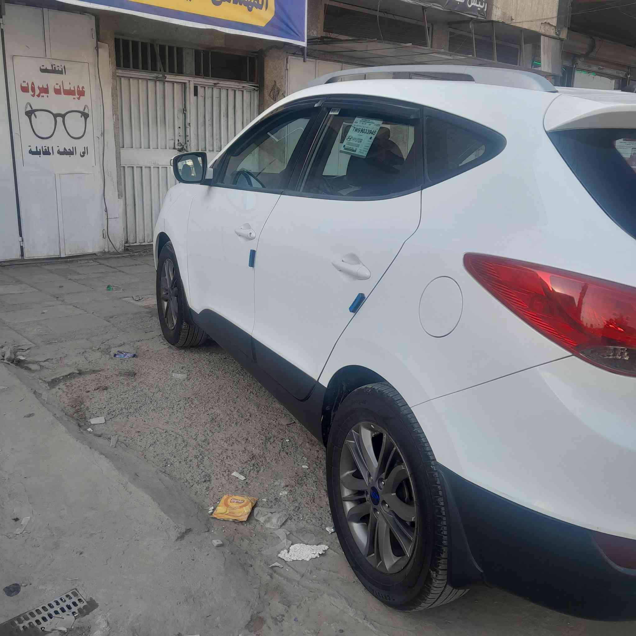 السلام عليكم لبيع توكسان موديل 2015 بيه صبغ بين الباب والجاملغ محرك وكير على الشركه شاشة كبيرا كامرة تحكم استيرن اشاير بل المري ماشيه 163حقيقي السبير مانازل السعر 155 وبيه مجال حك الجيه مكان السيارة البياع هذا رقمي ***********
