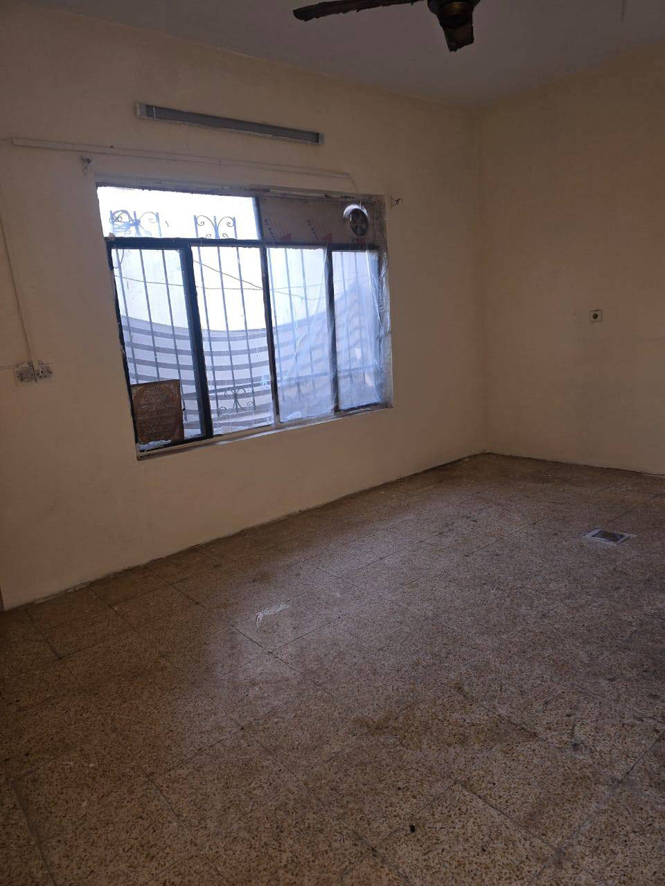 شقه للايجار في حي الرفاق قرب الروضه المحمدية طابق ثاني نضيفه حيل 2نوم واستقبال ومطبخ  وحمام وكراج وسطح راجع إلى مكتب الفاتح الجديد للعقار ***********/***********
