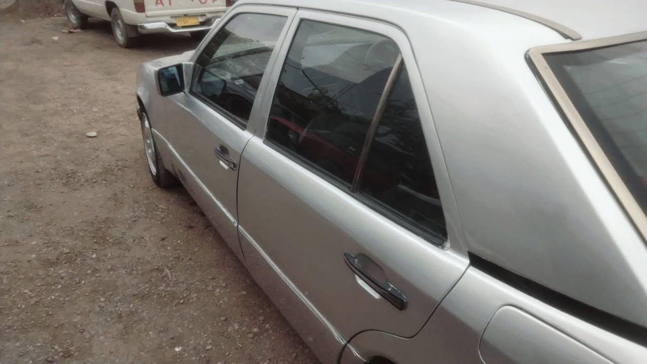 سلاوي خوا لةهةمو لايةك
مارسيدز بؤفرؤشتن 
مؤديل ١٩٩٣ بةيبي 
گيرو مةكينةي دونيو بةشةرت هزار فيتر 
نمونة لةجواني 
مالي دؤست 
يةك هزار مةسروفي تيانية 
سيارةتة تابليي خاوينة 
يةك تةقةو رةقةي تيانية 
هةمو گياني بةشةرت 
شوين كةلار 
ادمين ❤️🌹
***********
