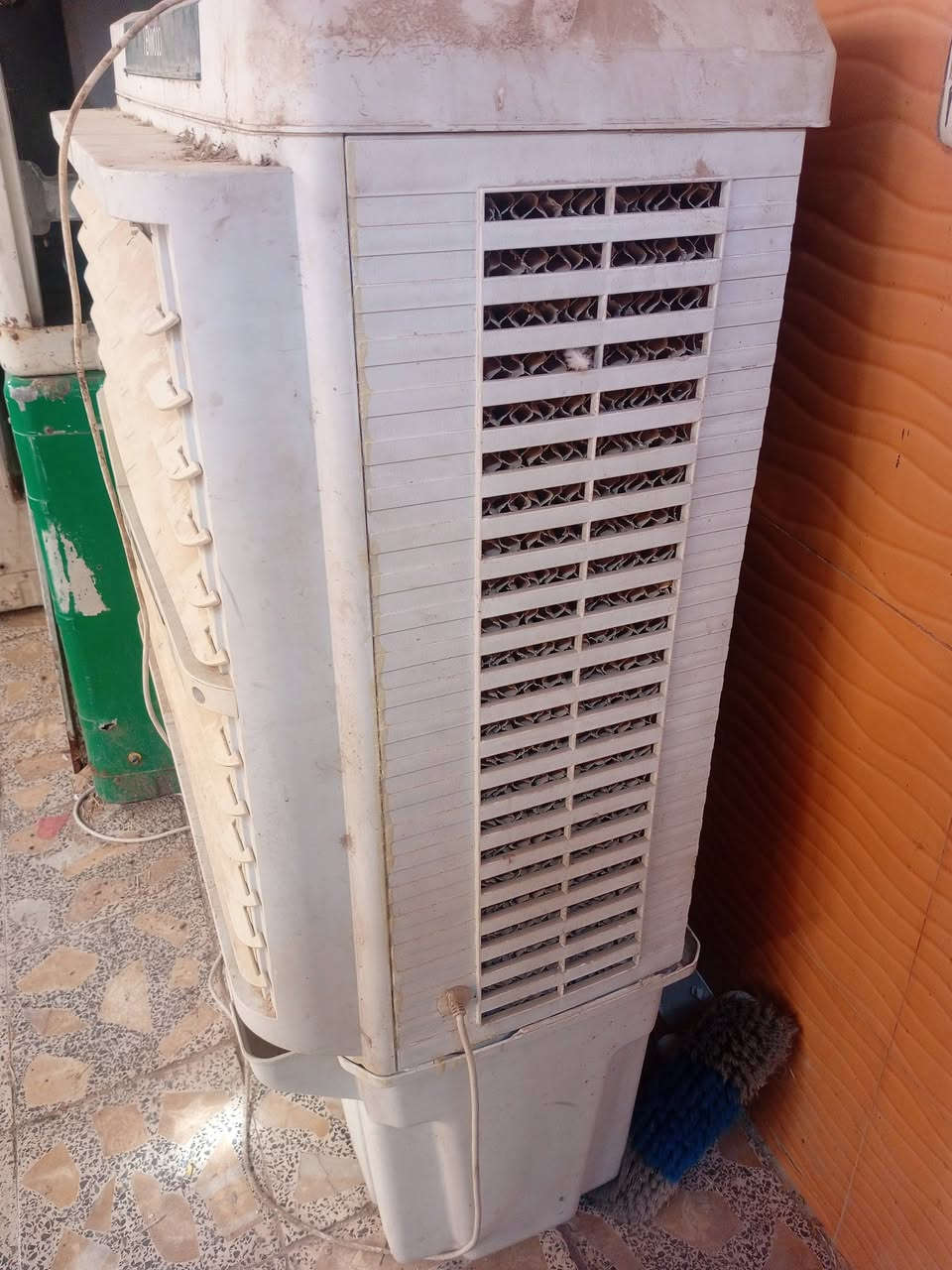 سلام عليكم مبردات عدد ٥ للبيع شرط شغل وحده تنباع أو شلع ينباعن مقابل مستشفى الكفيل ***********
