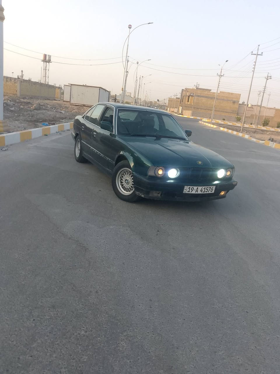 السلام عليكم 
بي ام حجم 500 كير وميكنة  2.5 شرط محرك بطه
حدادية جديده تخم تاير 
سيارة مصبوغة صبغ عام 
رقم كربلاء دولي والسنوية ل 2030
السيارة بسمي 
و السعر 25 ورقة وبيها مجال 
العنوان ناصرية - سوق الشيوخ 
رقمي ***********
