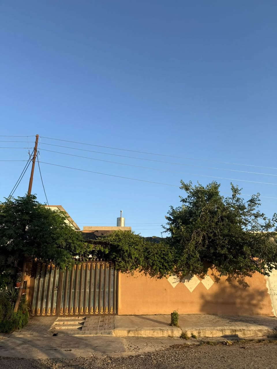دار سكني للبيع موقع دور الشركة مساحة 200 متر بيت جاهز ماناقصو اي شي غرفتين نون  ربعة مطبغ مرتب فول كاشي سعر مناسب للشراي *********** او ***********
