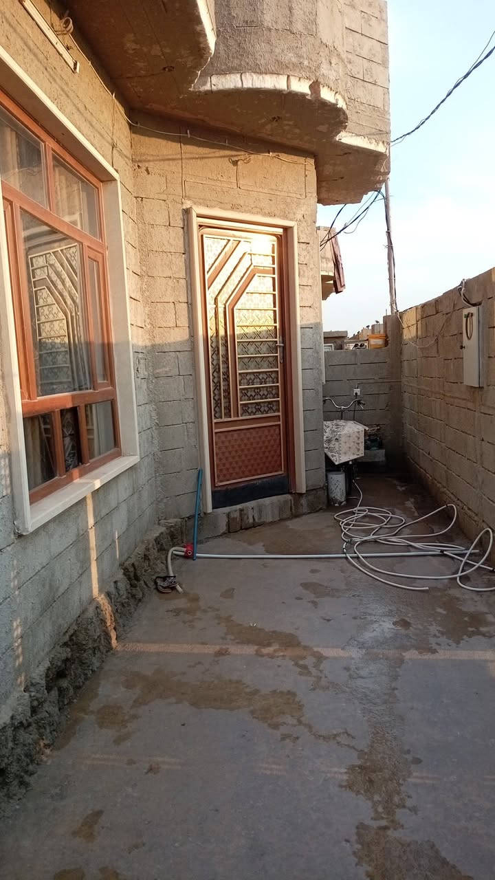 بيتين للبيع المساحه الكليه ٣٢٢ بالاسكان ١٨٤ شارع ١٢ وقريبه من شارع ٢٠ 

 1)بيت ركن مساحه ١٣٥ يتكون من غرفتين صاله استقبال مطبخ كراج مشتملات خارجيه وداخلية 
2) البيت الثاني مساحه١٩٠ يتكون من ثلاث غرف نوم مطبخ حار بارد استقبال  صاله كراج مشتملات داخليه خارجيه 
للتواصل  ***********
