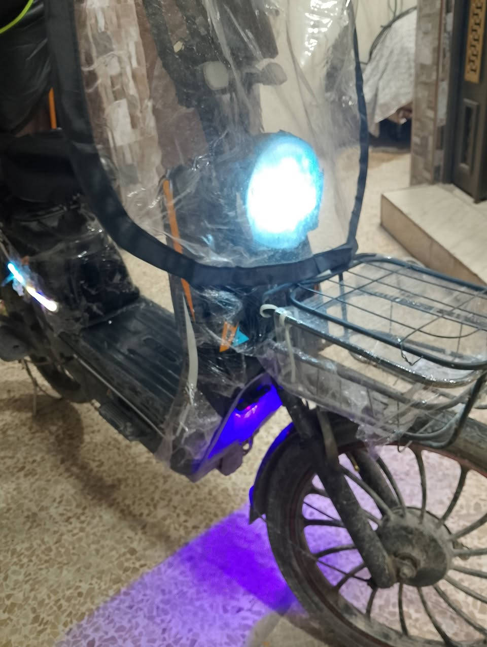 السلام عليكم ماطور شحن للبيع مواصفات سرعة 65 حقيقي 3 سرع و لايت لون ازرق ومع رماش 6دبلات 2 امامي و4 خلفي  و5 بطاريات دبل قبل شهرين من اشتريتو مع اشاير يمين يسار مع سقف مع هورن مع نشرات وبي تشغيل عن بعد السعر خاص او الاتصال على الرقم الهاتف ***********
