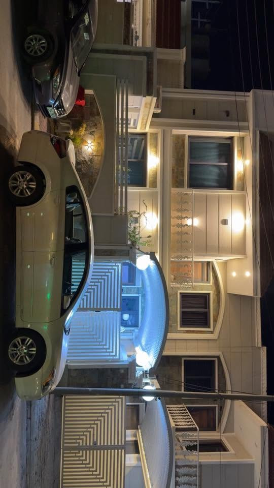 � بيت للبيع في موقع مميز – مجمع أورانوس السكني 🏡
فرصة مميزة لامتلاك منزل بناء شخصي بمواصفات عالية الجودة وفي موقع ممتاز داخل مجمع أورانوس بالواجهه اول فرع .

✅ المساحة والواجهة:

* واجهة 150 م².
* سند ملك صرف.
* مقابل المنزل حديقة بمساحة 320 م²، مسيجة بالكامل ومصروف عليها بشكل ممتاز.

✅ مواصفات البناء:

* بناء شخصي درجة أولى.
* واجهة حديثة مغلفة بالفلين والحجر.
* جميع الشبابيك ألمنيوم دبل جام (Double Glass).

✅ محتويات الطابق الأرضي:

* استقبال كبير.
* هول داخلي.
* غرفة نوم.
* مطبخ.
* مجمع صحيات كامل.

✅ محتويات الطابق الأول:

* 3 غرف نوم.
* هول داخلي.
* مجمع صحيات كامل.
* بيتونة كبيرة.

⭐ ملاحظة مهمة:
المنزل بناء شخصي وليس منازل المجمعات الجاهزة، وتم تنفيذه بمواد إنشائية وتشطيبات من الدرجة الأولى مع الاهتمام بأدق التفاصيل.

💰 السعر: 168 مليون دينار عراقي
والسعر قابل للتفاوض بالمعقول .

📞 للاستفسار والمعاينة:
***********

🌟 منزل متكامل بموقع هادئ ومميز، يقابله فضاء وحديقة واسعة تمنحه إطلالة جميلة وراحة إضافية للسكن. �
