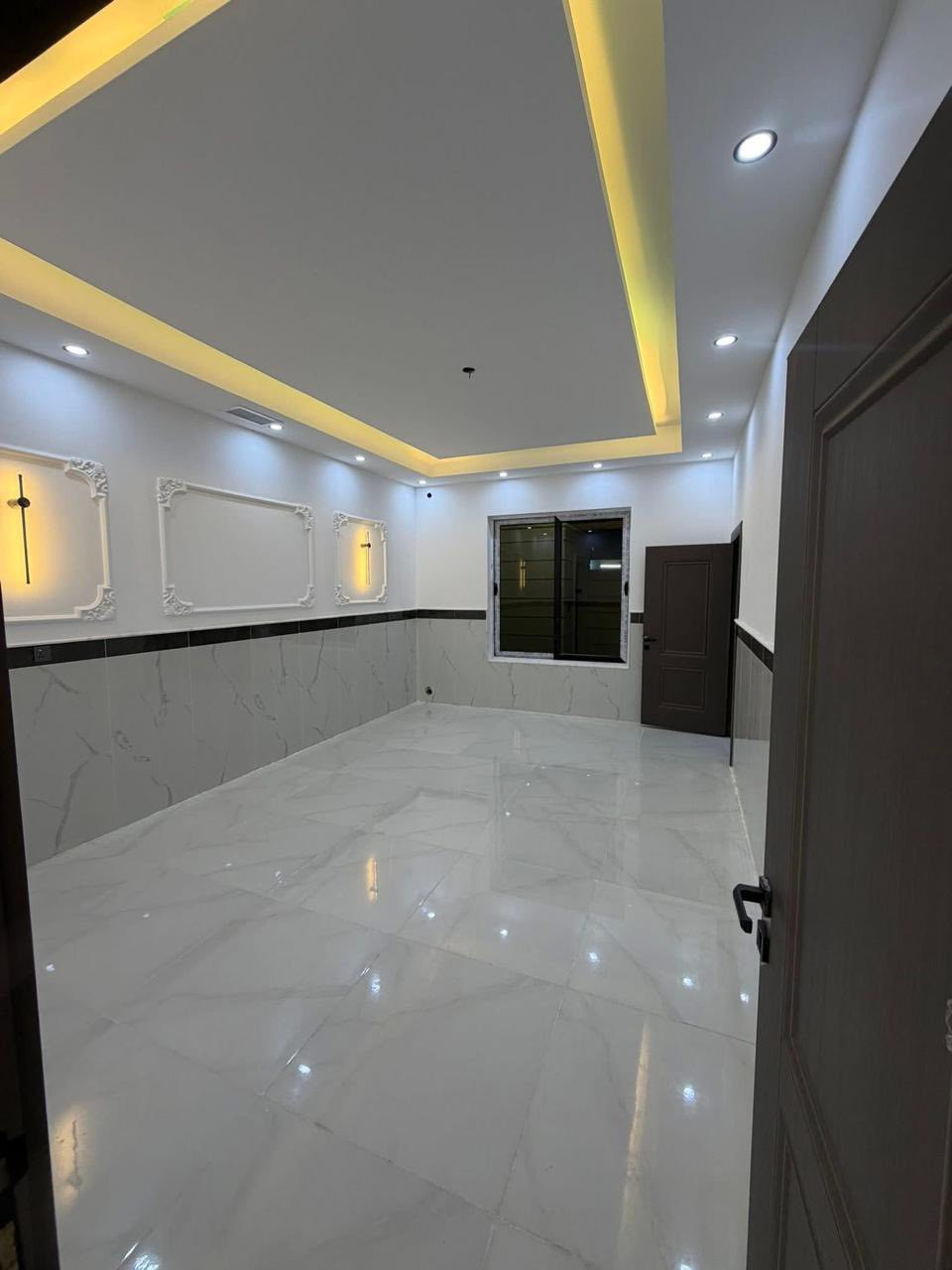 للبيع بيت مساحة 200م بالتوحيد على شارع 15 فول مواصفات واجهة حجر + سقوف جبس + ارضيه بورلىسلين 80*80 + شبابيك المنيوم  + نظام دكتات  + غاز + انترنت + كامرات 
بسعر مناسب للاستفسار الاتصال *********** 
مكتب التوحيد للعقار
