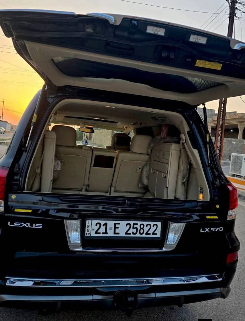 السلام عليكم 
لكزس اسود موديل 2013
8 سلندر 5700 LX
لون اسود
فول مواصفات واحد على واحد 
لايتات زنون و لد
اشاره بالمري
جنطه كهرباء 
خمس كامرات 
حساسات اماميه خلفيه
رادرات 
كشنات كهرباء تدفئة تبريد كلهن
شاشات عدد ٣
أربع الأبواب بصمه 
داخل بيجي
جكات ٣ وضعيات
خمس وضعيات قيادة
٣ قطع تبريد
وباقي الموصفات معروفه مال لكزس 
رقم شمالي باسمي تحويل ثاني يوم 
ماشيه 188الفkm

مكفوله ماعدا راس الجاملغ بيه بارد قليل سونارها بلصور 
مكاني الانبار هيت
 جاهزه من كلشي مانقصها شي 
السعر 42$ وبيها مجال
الاستفسار أكثر اتصل وتدلل ***********
