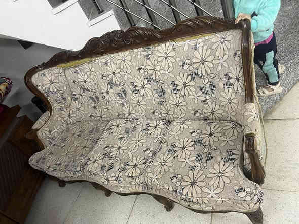 للبيع نص تخم مصري خمس مقاعد  يخبل تكمة مابي اي ضرر فقط القماش شوية مجكوك مثل ماموضح بالصورة السعره 150 الف مكاني بغداد الغزالية الاستفسار ***********
