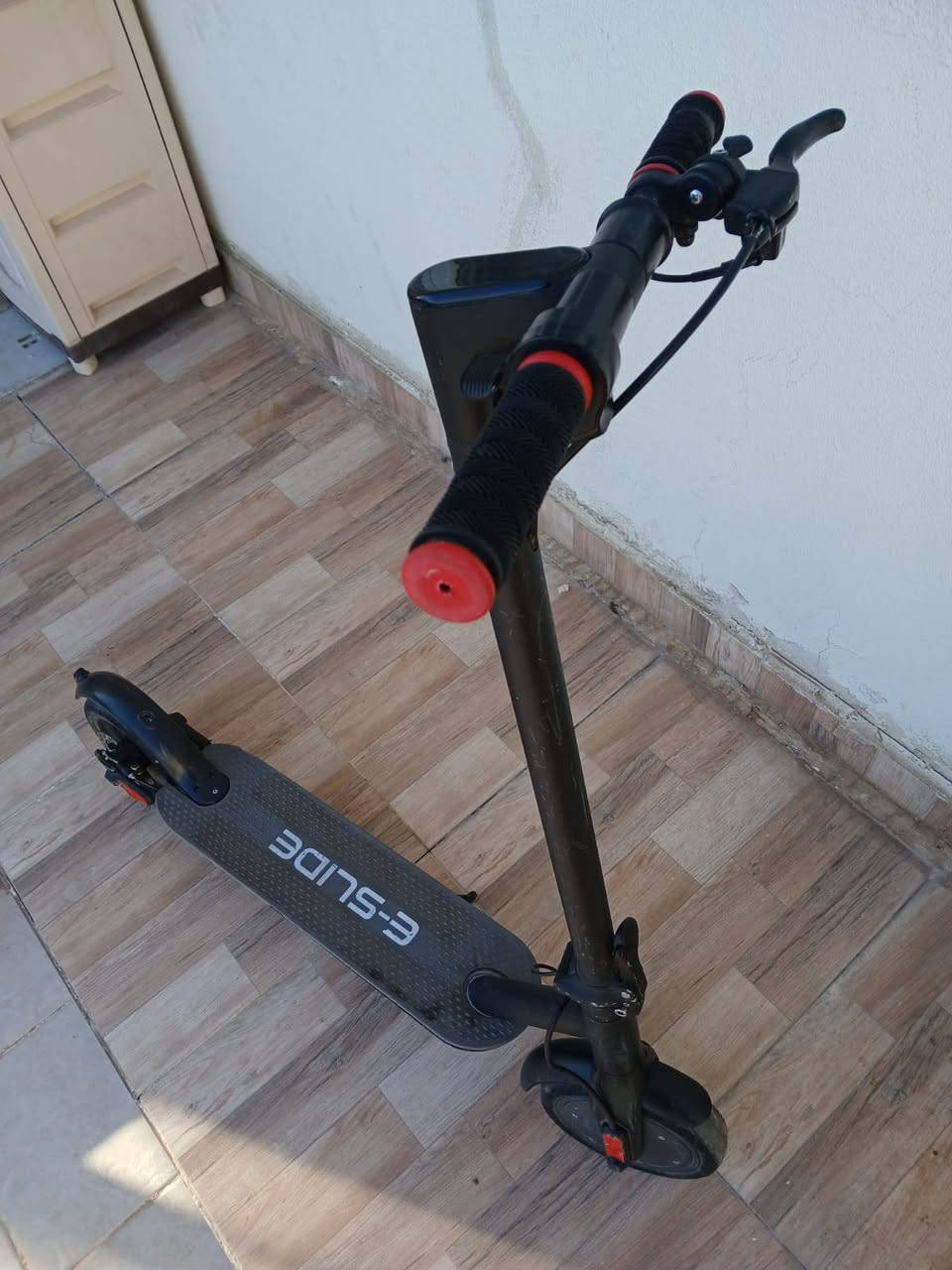 سكوتر كهربائي للبيع
سكوتر من شركة E-slide
السرعة الأولى e 20
السرعة الثانية d 25
السرعة الثالث s 30
بطارية بعده جديدة
كلشي شغال
السكوتر بي مثبت سرعه
اي عطل يصير رح يطلع بالشاشة العطل
الهم صلي وسلم على نبينا محمد 
رقم الهاتف [***********]
مستعمل قليل
السعر 150 قفل
