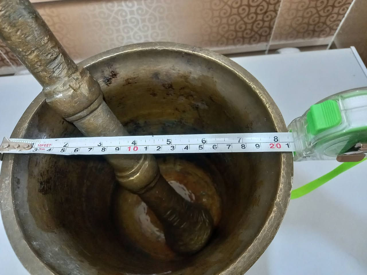 هاون حجم كبير وثقيل الوزن تقريبا١٣.٥كيلواالارتفاع ٢٢سم والعرض ٢١سم واليدة ٣٥سم للإستفسار الاتصال على الرقم***********
