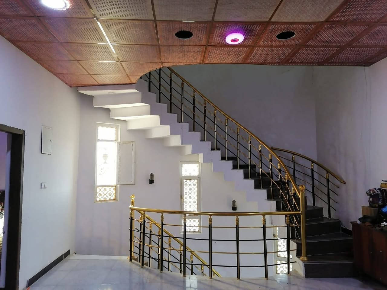 بسم الله الرحمن الرحيم يعلن مكتب عقارات الاخوين عن دار للبيع بصره قضاء شط العرب الكباسي الصغير مساحه 200 متر ركن شارع 10 متر تبليط طابو صرف زراعي بسم عراقي طابقين استقبال مطبخ صالتين اربع غرف صحيات داخليه وخارجيه للستفسار على رقم ***********
