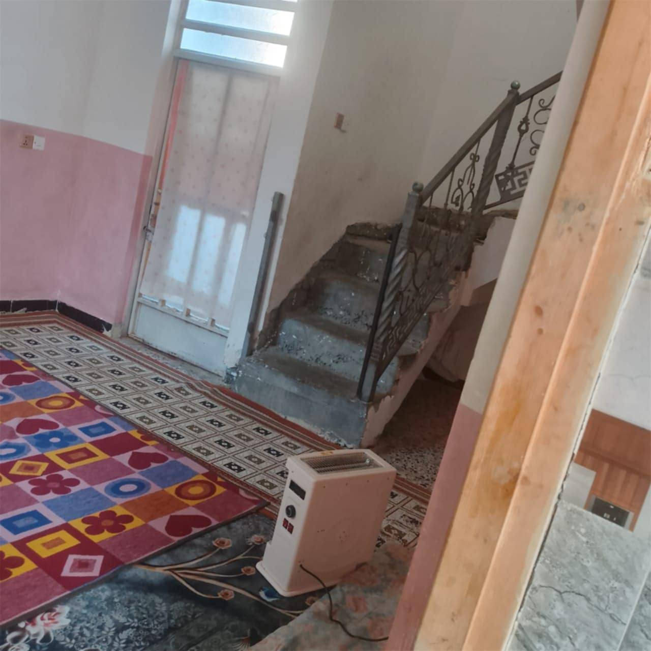 السلام عليكم يوجد بيت للبيع المساحه 150 ركن وبناء حديث و قاطين
يحتوي على غرفتين وصاله ومطبخ واستقبال الطابق الارضي 
 والطابق الفوك يحتوي على غرفتين وصاله وحمام السعر 75 وبي مجال العنوان زعفرانية دور الصحه الثانية *********** الاستفسار اتصال او وتساب
