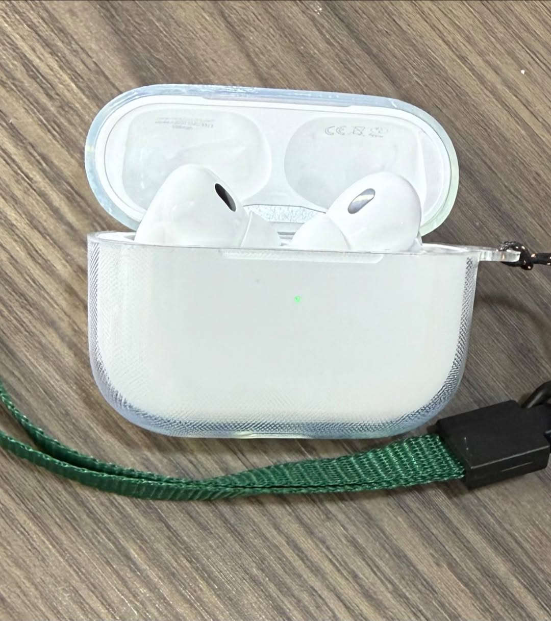 Air pods 2 pro الجيل الخامس
#اصلية امريكيه باله 
( تدعم العزل + خاصية العثور على السماعة الضائعة ) باله مستعمل بس كلش نظيف 
شغاله 100 
السعر 25 توصيل مجاني مع حافظة شفاف + كيبل كتان قطني الأصلي 
حجز واتس اب ***********
