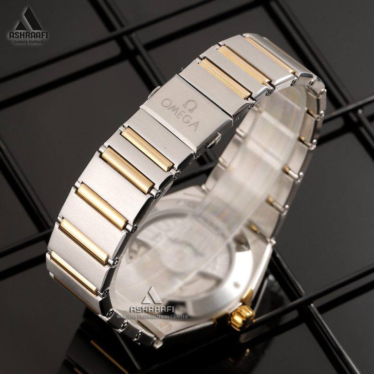 ساعة من ماركة اومكا Omega x Swatch MoonSwatch وارد اوربي
الهيكل والإطار (Exterior)
المادة: مصنوعة بالكامل من الفولاذ المقاوم للصدأ (Stainless Steel) عالي الجودة.
الإطار (Bezel): يتميز بإطار من السيراميك الأزرق المصقول، مع أرقام رومانية مصنوعة من "الجراند فو" (Grand Feu) الأبيض، مما يضمن ثبات اللون ومقاومة الخدش.
المينا والعقارب (Dial & Hands)
المينا: مصنوع من السيراميك الأبيض اللامع، مما يعطي تبايناً حاداً وجميلاً مع العناصر الزرقاء.
العقارب والمؤشرات: العقارب وشعار أوميغا والمؤشرات كلها مطلية باللون الأزرق المتناسق، ومصممة بأسلوب "الفاسيت" (المضلع) لتعكس الضوء ببراعة.
التاريخ: نافذة التاريخ موجودة عند موضع الساعة 6، مما يحافظ على تناظر وتوازن شكل المينا.
السوار: سوار معدني متصل بتصميم انسيابي مريح جداً على المعصم.
مقاومة الماء: مقاومة للماء حتى عمق 50 متراً (مناسبة للاستخدام اليومي والسباحة السطحية).
 السعر 85 الف مع توصيل وعلبه


**إذا كنت صاحب هذا الإعلان وتريد حذفه لأي سبب، رجاءا أرسل رسالة إلى الدعم الفني**