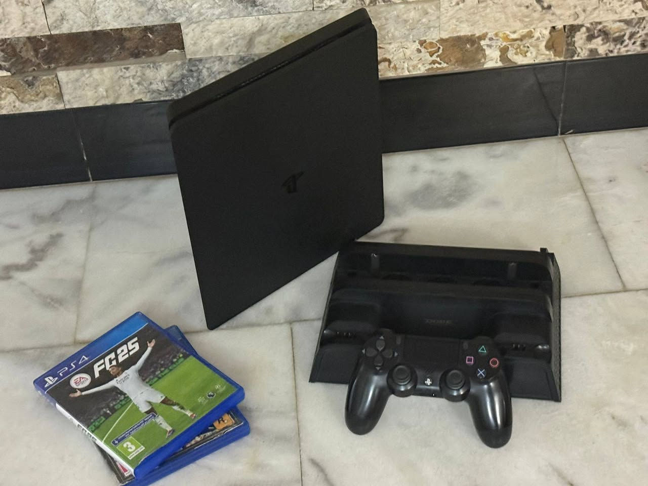 بلي 4 سلم 
جديد مستعمل شهرين 
نظافه 100%
مع جميع ملحقاته
يحتوي على ستاند 
يحتوي على فيفا2025
GTA 5
السعر خاص 
تواصل واتساب 
***********
