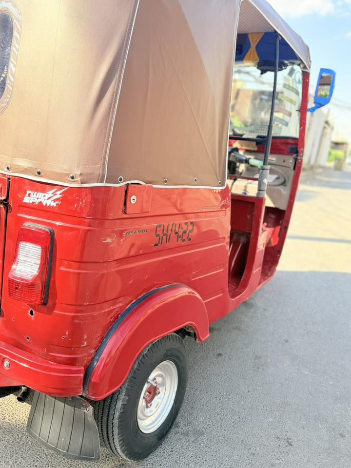 تكتك موديل ١٨ نازله ب ١٩ شهر ثالث  جديده بمعنه الكلمه 
تراي يخبل مكينه كرهبائيات اكسل كله جديد
بيه لغد مصبوغ وثاني صبغته لجماليه ودوس 
السعر 6200  العنوان بغداد مدينه الصدر
هاتف
‭٠٧٧٦ ٧٢٨ ٠٩١٠‬
