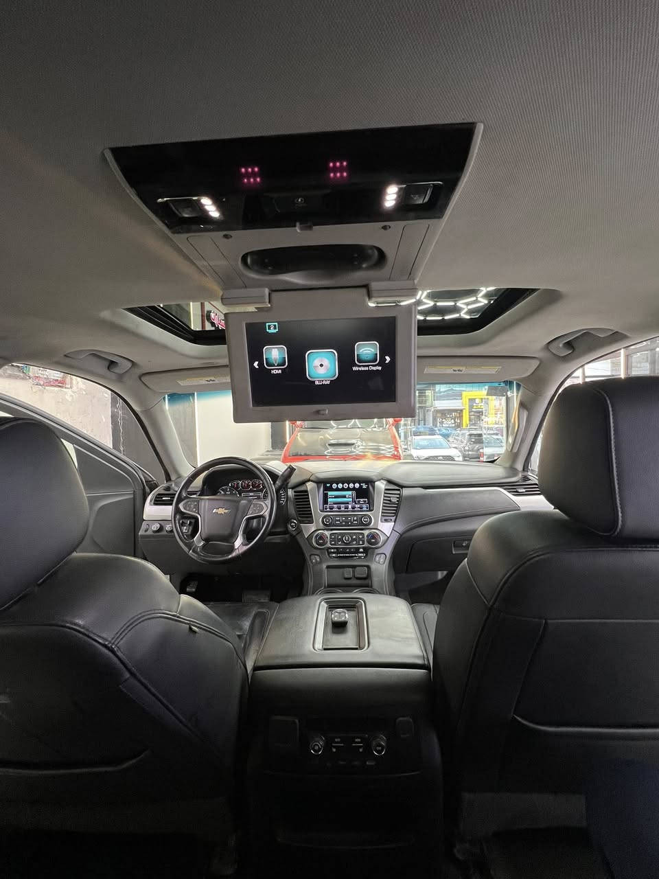 تاهو موديل 2018 Lt فول مواصفات ماشيه 81 الف مايل 

المحرك: 5.3 لتر (355 حصان)

ناقل الحركة: أوتوماتيكي 6 سرعات

نظام الدفع: ثنائي أو رباعي (4WD).

التسارع: من 0 إلى 100 كم/س في حوالي 7.8

داخلية: كشنات جلد VIP منفصلة، تدفئة وتبريد للكشنات 
الأمامية والخلفية، كراسي كهرباء مع ذاكرة، تحكم كهربائي 

بالمقود، شاشة كبيرة، قاصة، تبريد مركزي، ومساند ذراع خلفية

.
تكنولوجيا: بصمة أبواب، تشغيل عن بعد، شحن لاسلكي، رادارات (نقاط عمياء، مانع تصادم، رادار أمامي/جانبي)، حساسات أمامية

 وخلفية وجانبية، كاميرات دوارة، صندوق خلفي كهربائي، مرايا شفط وقلاب.
أمان: نظام مراقبة ضغط الإطارات، مانع حركة، مساعد فرامل، توزيع إلكتروني لقوة الفرملة، ومساعد صعود المرتفعات.

مكان السياره بغداد اليرموك 

البيع او مرارس حسب القناعه 

ملاحظه سياره في بيت مو معرض 

استفسار ***********
