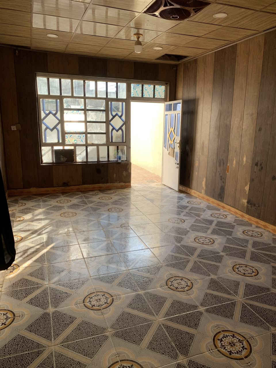 دار للبيع طابو ملك صرف المساحة ١٠٠ م طابق واحد يحتوي على استقبل وصالة وغرفة نوم وكراج سياره وصحيات عالي من الشارع بناء مسلح العنوان بعقوبة التحرير شارع  ٤٠ خلف أسواق العالمية 
***********
