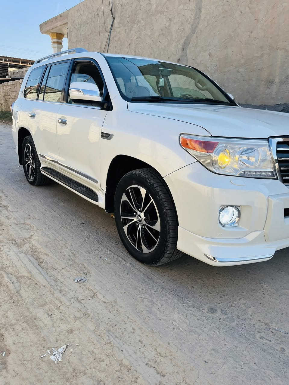 السلام عليكم لاندكورز 2011ستينيه رقم أربيل تريد تحويل تريد وكاله محرك 6سلندر محرك وكير على وضع الشركه تخم تاير جديد 7راكب  فتحه شقف بصمه سياره جديده كلش سونار مرفق المنشور بيهه بس بارد قليل مبين بسونار المكان واسط الصويره السعر 325$ لاستفسار***********
