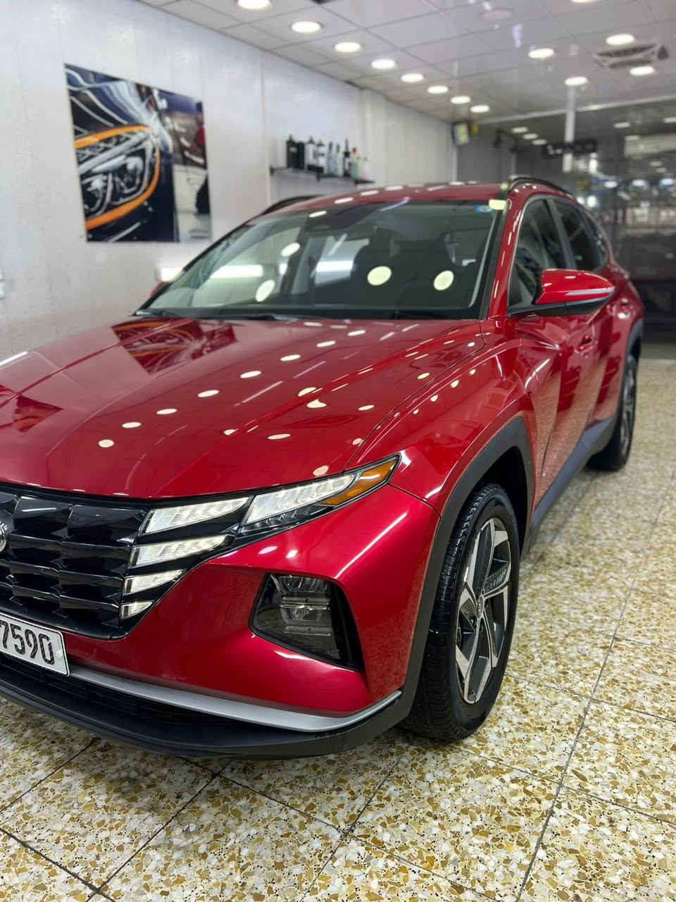 السلام عليكم 
توسان للبيع 
👈 ماشيه27 الف ميل  👉
موديل2022لون احمر دفع رباعي 
مواصفات السياره فول ماعدا ا بنراما و الجلد السياره فتحه سقف و شحن واير لس تدفئه كشنات هند بريك دكمه اوتو هولد و بعد بيههوايه مواصفات 
الحادث جاملغ خلفي جهة الصدر و و بابتين جهة الصدر مبدلات و مصبوغات و تكمه وصور الحادث موجوده بلصور 
مكان بغداد الكراده مجمع مشن 
للإستفسار الاتصال متوفر واتساب ***********
