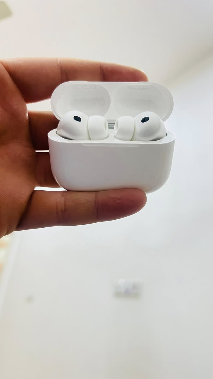 Airpods pro 3 (عزل وترجمة)
الضمان الذهبي من عالم القلعة (سنة استبدال في حال اي خلل يصير بيها ) 
نظافة 100% كاملة الملحقات وياها حافضة جلد 
استخدام فعلي اسبوع فقط 
ضمانها ينتهي نهاية السنة 
العنوان شهداء البياع *********** واتساب
