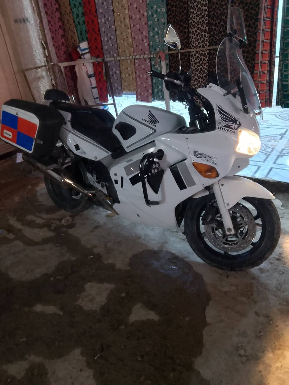 السلام عليكم دراجه للبيع هوندا vfr 800cc
موديل 2006
دراجه تجي نضام نوزل 
نضام abs اي بي اس 
شاشه الكترونيه دجتال 
جامه طويله give
 دراجه بوليسيه مال شرطه اليابان 
دراجه بحاله الوكاله كلهه شغاله 
كفاله عامه 
دراجه بدون رقم بدون كمرك مكاني سامراء 
 للاستفسار ***********
