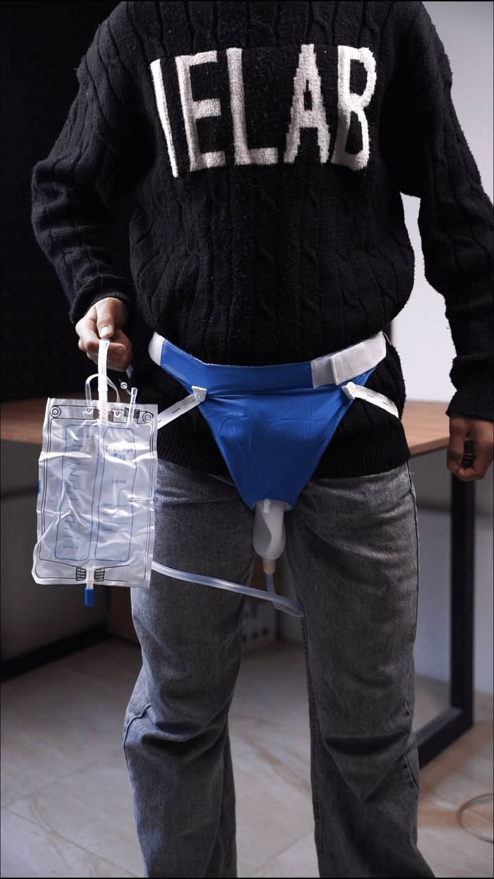 كيس جمع البول الطبي المريح للرجال
السعر 17 الف

الاستخدامات
تُستخدم لجمع البول للمرضى غير القادرين على الحركة أو المصابين بسلس البول
مناسبة للمرضى طريحي الفراش، كبار السن، ومرضى ما بعد العمليات الجراحية
تُستخدم في المستشفيات، المراكز الصحية، ودور الرعاية المنزلية
حل عملي للاستخدام أثناء السفر أو في الحالات الطارئة
مناسبة للرجال بفضل التصميم التشريحي المريح

المميزات
كيس تجميع بول بسعة 1000 مل (1 لتر) مع تدريج واضح لقياس الكمية بدقة
تصميم تشريحي مريح يقلل التسرب ويضمن استخدامًا آمنًا
مصنوع من خامات طبية عالية الجودة، آمنة وخالية من الروائح
مزود بحزام تثبيت قابل للتعديل لتثبيت مريح حول الخصر أو الفخذ
أنبوب تصريف مرن وطويل يسهل الاستخدام دون إزعاج
صمام سفلي للتفريغ السهل والتحكم في إخراج السوائل
قابل للفك والتركيب والتنظيف وإعادة الاستخدام
تصميم يمنع الارتجاع ويحافظ على النظافة
خفيف الوزن وسهل الحمل والتخزين

محتويات الصندوق
كيس تجميع البول بسعة 1000 مل
طول الصوندة 100 سم
قمعوعاء بول تشريحي مخصص للرجال
أنبوب توصيل مرن للتصريف
حزام تثبيت قابل للتعديل
عبوة تغليف أصلية

الملاحظات
يُنصح بتنظيف المنتج جيدًا بعد كل استخدام للحفاظ على النظافة
للاستخدام الشخصي فقط
يُفضل تفريغ الكيس عند امتلائه وعدم تجاوز السعة القصوى
المنتج طبي مساعد وليس بديلًا عن الاستشارة الطبية
قد يختلف شكل أو لون بعض القطع اختلافًا بسيطًا حسب دفعة الإنتاج
لم يتم ذكر قياس المنتج
لم ينم ذكر بلد المنشأ


**إذا كنت صاحب هذا الإعلان وتريد حذفه لأي سبب، رجاءا أرسل رسالة إلى الدعم الفني**