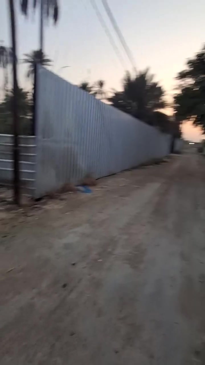 السلام عليكم
بيت للبيع في كربلاء منطقة البوبيات تبعد عن الامام الحسين ع ٣كم وتبعد عن الشارع العام 200 متر وعرض الفرع 10 متر ومخدوم ماء وكهرباء ومجاري  
مساحة البيت 800 متر طابو زراعي سند٢٥ دونم باسمي بالسند البيت ركن مساحة البناء 400م استقبال وصالة وثلاث غرف وصالة ومطبخ حار وبارد ومجاميع صحية عدد 4 تشطيباتة ممتازة بالاضافة مزود بمنظومه غاز ومنظومه مكافحة حشرات اساس البيت رفت ويحتوي على دنك  وحديقة مساحتة 400م تحتوي على منظومة  ماء تقطير سقي الاشجار
للأستفسار اكثر الاتصال ***********
