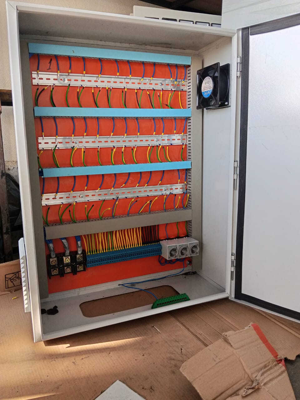 من ورشة ويف WAVE الهندسية
كابينة خطوط اشتراكات المولدة
يحتوي على فان تهوية  وتايمرات حيث يكون التحميل على الفيزات على التوالي ويكون واير التغذية 2.5 ملم و واير المشترك 2.5 ملم والبارد 1.5 ملم نحاس اردني الصنع ستاندرد اصلي
سعر البورد 22 خط صندوق حديد مغلون قياس 50*60 =  160  الف
سعر البورد 36 خط صندوق حديد مغلون قياس 60*80 = 225 الف
سعر البورد 52 خط صندوق حديد مغلون قياس 80*100= 325 الف
سعر البورد 75 خط صندوق حديد مغلون قياس 120*100 = 480 الف
 
مستعدون  لعمل اي كابينة خارجية  وحسب الطلب مع اعطائنا التفاصيل لكي يتم حساب التكلفة بشكل دقيق  
 
يوجد توصيل الى كافة محافظات العراق
يصل الطلب إلى بغداد خلال 24 ساعة
والى باقي المحافظات خلال 72 ساعة
سعر التوصيل إلى جميع المحافظات 10 الف دينار
 
تصميم وعمل المهندس محمد يوسف
للطلب والاستفسار يرجى الاتصال على الارقام التالية
واتساب و فايبر  
***********
***********
