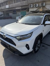 RAV 4 خليجي 2023 عشرينية لون ابيض صدفي رقم بغداد ب اسمي  داخل جلد لوني...