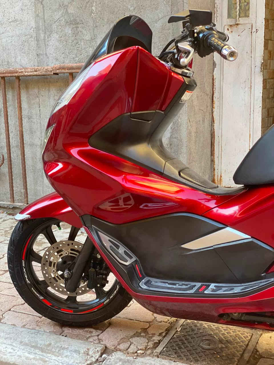 السلام عليكم شباب
للبيع دراجة pcx 2020 جيل ثالث 
بصمة نازلة من كلشي وكلاشي كفاله شرط 

رقم الشاصي JF81 ياباني 
لون مميز كرزي او ماروني 
عداد مسافة 33 الف حقيقي 
حجم المحرك 125cc 
تايرات خلفي امامي مشلن 
بخطوط الشركة 
بصمه دكمتين + مفتاح طوارئ 
دوسات نيكل اصليات 
تجوه خلفية اصليه مو تجارية 
قاعدة تليفون 
مري شفط اصليات 
حساس زدحام + ستان كهربائي 
عده سباين جوه كشن كامله 
اوراق منفيس شغلاته كامله 
مكمله كفاله عامه من طول للطول 
وين ميعجبك تفحص من باب تاخذه 

رقمي *********** 

العنوان النهظة شارع الشيخ عمر 
قرب باجة الحاتي
