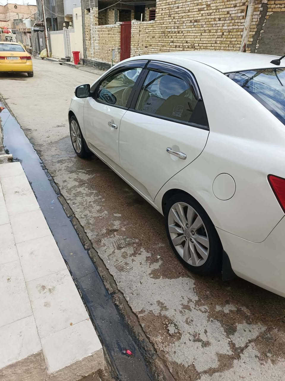 سلام عليكم للبيع سيراتو موديل 2013 
بيها شبرين صبغ بس والباقي مكفوله كفاله عامه حتى الدعاميات مكفوله وحتى من البارد سياره جديده وعلى ايد وحده من الزيرو لحد الان ابد ما متعوبه محرك 1600 ما مفتوح كير ما مفتوح حداديه جديده من طول لطول تراي زيرو بيها تخم تاير جديد ومكفوله حتى من الفتح كلها وضع شركه داخلها جديد مواصفات ليد نهاري حاكيه وبلوتوث اشاير بلمري مر شفط يدات ستيل ويل كب شفتات ستيرن صالنصه رياضي ارقام وهزه وفحص كله جديد لل 2029 تحويل مباشر السعر 105 وبيها مجال بسيط مكاني بابل القاسم ***********. ***********
