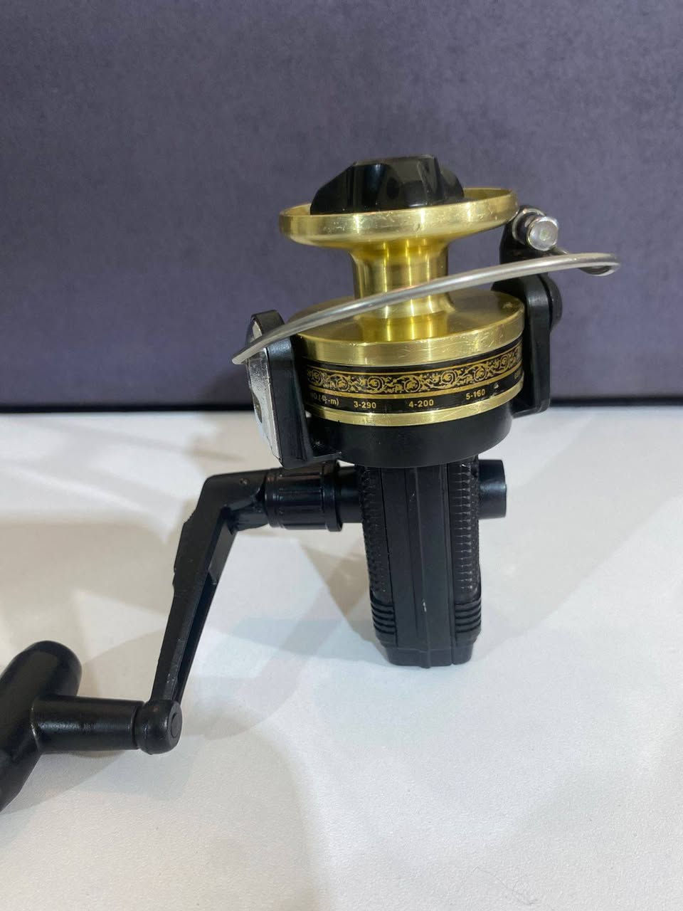 السعر ٥٥ ألف قفل 🔐
هذه الماكينة هي قطعة كلاسيكية مميزة جداً من إنتاج شركة Ryobi اليابانية، 🇯🇵🇯🇵
وهي معروفة بمتانتها العالية.💪🐟🎣🐠
​المواصفات والتفاصيل
​الاسم الكامل: ريوبي آر إكس 3000 دي إكس (Ryobi RX3000DX).
​المنشأ: اليابان (Made in Japan) - وهذا الموديل  يتميز بجودة تصنيع وتفاصيل زخرفية (النقش الذهبي على البكرة) لا تجدها في الماكينات النادرة
​الحجم: تعتبر من الحجم المتوسط (فئة الـ 3000)، وهي مثالية لصيد "الشاطئ" أو "القارب" للأسماك متوسطة الحجم مثل الكارب (السمتي) أو القطان.
​(شكد تشيل خيط؟)
​خيط قياس 3 (تقريباً 0.28 ملم): يأخذ 290 متر.
​خيط قياس 4 (تقريباً 0.33 ملم): يأخذ 200 متر.
​خيط قياس 5 (تقريباً 0.37 ملم): يأخذ 160 متر


**إذا كنت صاحب هذا الإعلان وتريد حذفه لأي سبب، رجاءا أرسل رسالة إلى الدعم الفني**