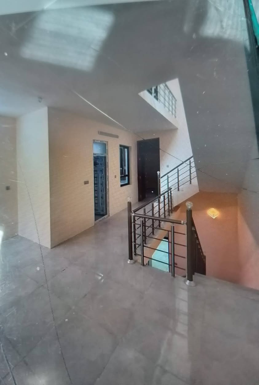 🏡✨ دار للبيع – البنوك / الطاقة ✨🏡
موقع مميز ومرغوب 🔥
🔹 المساحة: 100م²
🔹 الأبعاد: 5 × 20 متر
تفاصيل الدار:
▫️ 3 غرف نوم
▫️ استقبال أنيق
▫️ صالة كبيرة
▫️ مطبخ حار + بارد
▫️ خدمات
▫️ طابقين
✨ بناء حديث درجة أولى
✨ تشطيب راقي
بيت مناسب للسكن الراقي وبمنطقة قوية 
📩 للاستفسار مراسلة الخاص أو الاتصال على ***********
