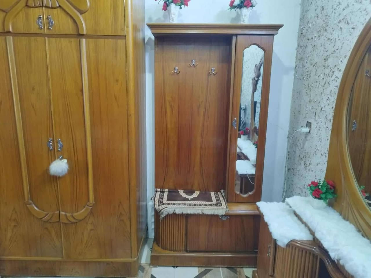 السلام عليكم عندي غرفه اخشاب صاج عراقي أصلي أريد ابيعها مليون ونص بيها مجال  ***********
