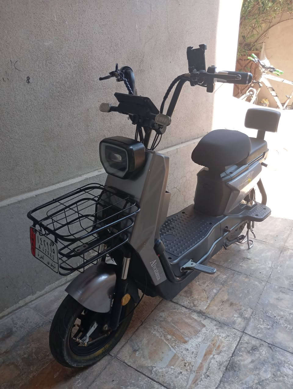 ماطور للبيع
مواصفات فول ونظيفه مابيه اي عيب بطاريات ٥ مع شحنة الاصليه سرعه ٦٠ نمره ٣ وسعر ٣٠٠ بيه مجال 
***********
