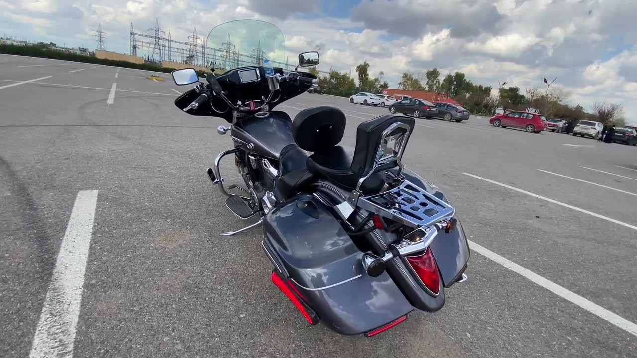 سلام عليكم
للبيع 
Yamaha V Star 1300 Deluxe 2014
فئة الديلوكس — أعلى فئة / الدراجه جديده مثل ماموضح بالتصوير مكانه اربيل 
/ بس الجاد بالشراء يتصل ***********
