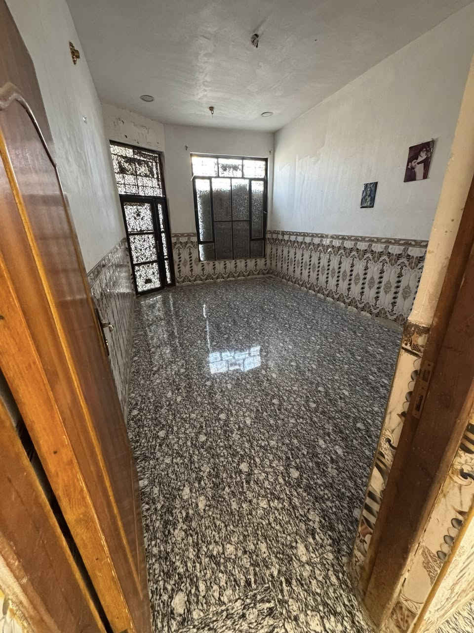 سلام عليكم يوجد دار ليجار المساحه ١٢٠ م بي غرفه وحده وصاله وستقبال ومطبخ وصحيات بيت جديد بناء فول العنوان ابو رمانه قرب مدرسه بابل سعر يجاره ٣٥٠ الف اي ستفسار لاتصال ***********
