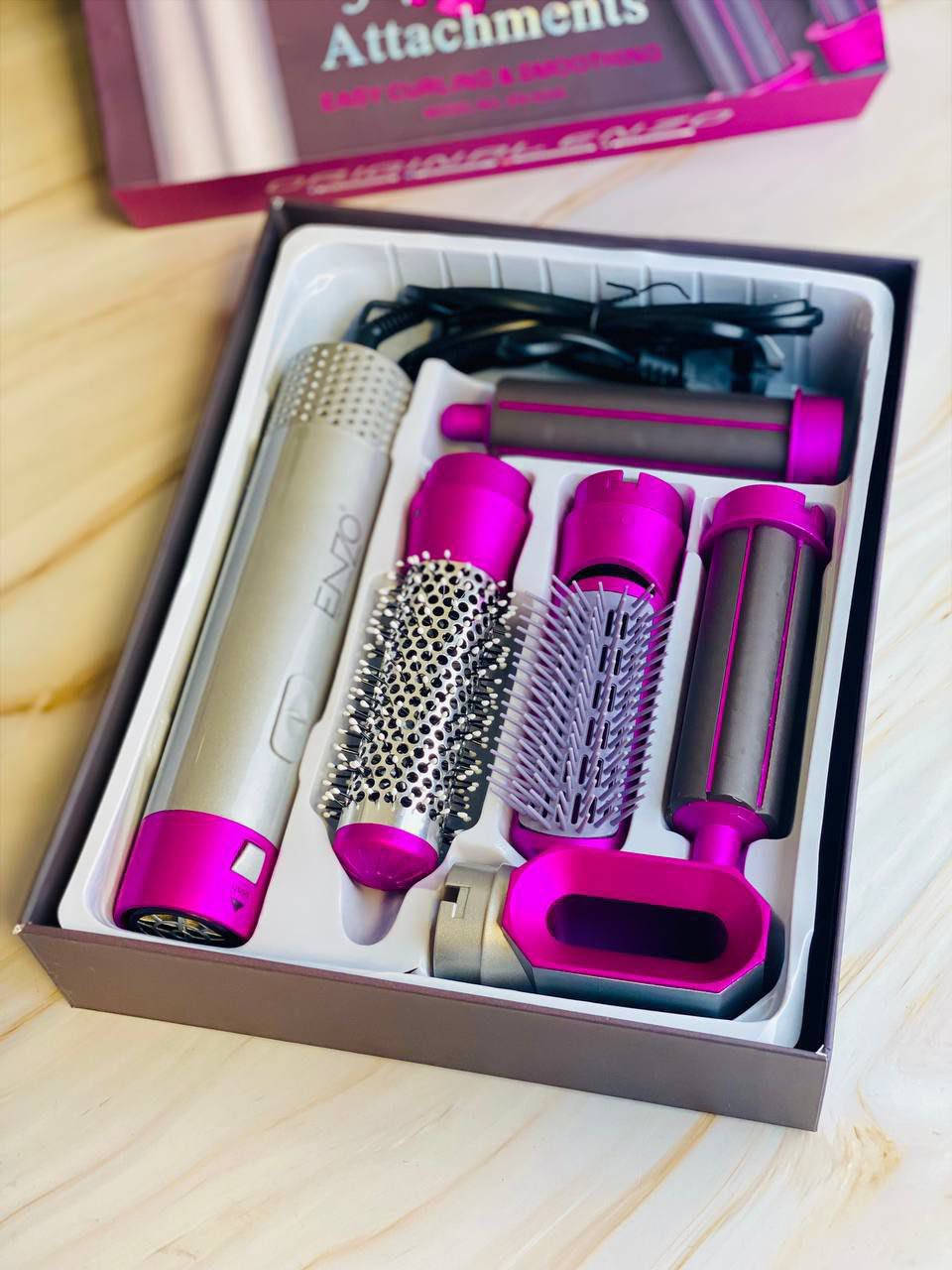 🔥 بكج شسوار ENZO 5×1… صالون كامل بيدچ!
جهاز واحد يجفف، يسرّح، يكور، ينفش ويعطيچ لمعــة شعر احترافية بكل سهولة ✨

✨ المرفقات الخمسة:
💨 رأس السشوار للتجفيف السريع بدون أذية للشعر
🌀 فرشاة تكوير كبيرة لتسريح وتمويج طبيعي
🎀 فرشاة تكوير صغيرة لستايل مرتب ونفخة خفيفة
💁‍♀️ رأس المشط لفك التشابك وتنعيم الشعر
🌬️ رأس الهواء لتوزيع الحرارة بشكل متساوي


**إذا كنت صاحب هذا الإعلان وتريد حذفه لأي سبب، رجاءا أرسل رسالة إلى الدعم الفني**