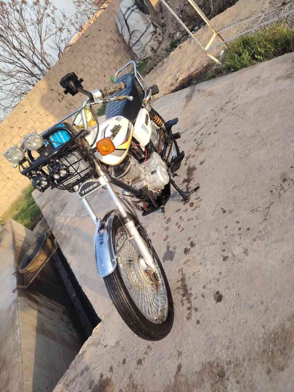 السلام عليكم تايكر موديل ٢٠٢٠ كلو شرط كهرباءيات شغاله محرك مفتوح دبلات وياله لشه شرط رزانه فول وزن ثقيل باب اول  مكاني الشركاط الساحل الايسر بلهيجل بلسلمان ***********
