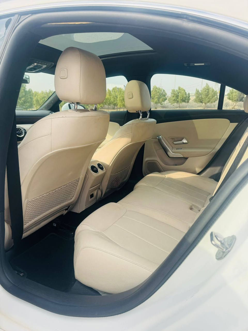 السلام عليكم
‏مرسيدس بنز 2023 
‏CLA 250 رقمها بغداد وسنويتها جديدة تحويل مباشر أن شاء الله فول مواصفات 
‏وهذه أبرز مواصفاتها
‏كاميرا خلفية والتحكم على المنحدرات وتدفئة مقاعد وبانوراما وبصمة تشغيل ودخول ذكي لجميع أبوابها ومثبت سرعة ومراقبة النقطة العمياء وإنارة محيطية ب 64 لون وأبل كاربلي ورادارات ومقاعدها كلها جلد
‏حادثها قطعتين تبديل (جاملغ أمامي والبنيد) للعلم مبدلات ببلادي ومصبوغات
‏والسيارة (VIB)
‏سعرها 280 ورقة 
‏العنوان بغداد البكرية
‏للتواصل واتساب أو إتصال 
‏***********
‏
