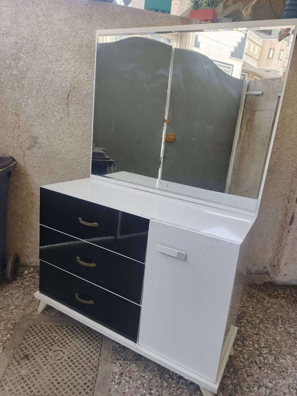 سلام عليكم ميز تواليت تركي نضيف مكاني بغداد المشتل قرب اسواق فدوه ب75وبي مجال خاص او تصل ***********بي وتساب
