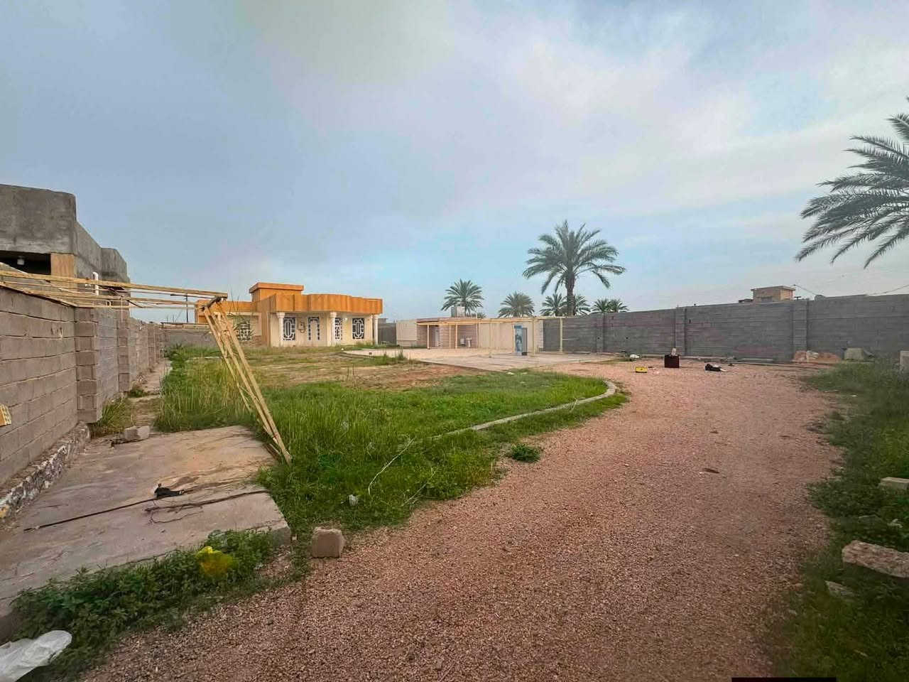 يتوفر دار للبيع في الرمادي الجزيرة منطقه البوشعبان المحطه الأولى بالقرب من جامع الجليل و مدرسة الرائد
يتكون الدار من ديوانية و كلدور و هول و صالة و غرف 3 و مطبخ و مجموعة صحيات داخليه و خارجيه 

جميع الخدمات تتوفر من ماء و كهرباء و مدارس 

بناء حجر

المساحه الكليه 1380 م

مساحه البناء 380 م

طابو زراعي سند 25

تنازل مباشر 

السعر 85 مليون وقابل للتفاوض. 
يرهم مقدمه وكل شهر حسب لتفاق 
*********** 

يتوفر دار للبيع في الرمادي الجزيرة منطقه البوشعبان المحطه الأولى بالقرب من جامع الجليل و مدرسة الرائد

يتوفر دار للبيع في الرمادي الجزيرة منطقه البوشعبان المحطه الأولى بالقرب من جامع الجليل و مدرسة الرائد
