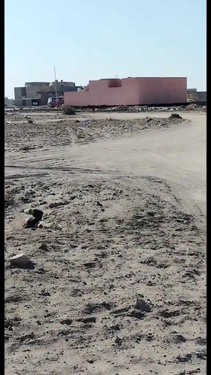 اسلام عليكم قطعه 170متر للبيع مقابيل الطاقه بل صخين زراعي 
تبعن عن السايدين 350متر الشراي يتصل ***********
