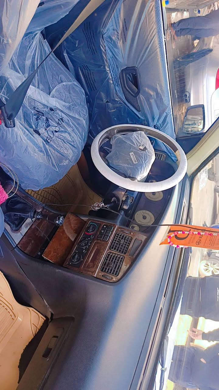 سلام عليكم بيجو بارص موديل 2015 لبيع سياره حلوه مال شغل تبريد شغال ثلج نص عمر تاير بيه مكينه وكير فرنسي خير من الله  مابيه نقص رقم واسط سنويه 72تحويل مباشر  سعر 40 وبيه مجال شراي /***********
