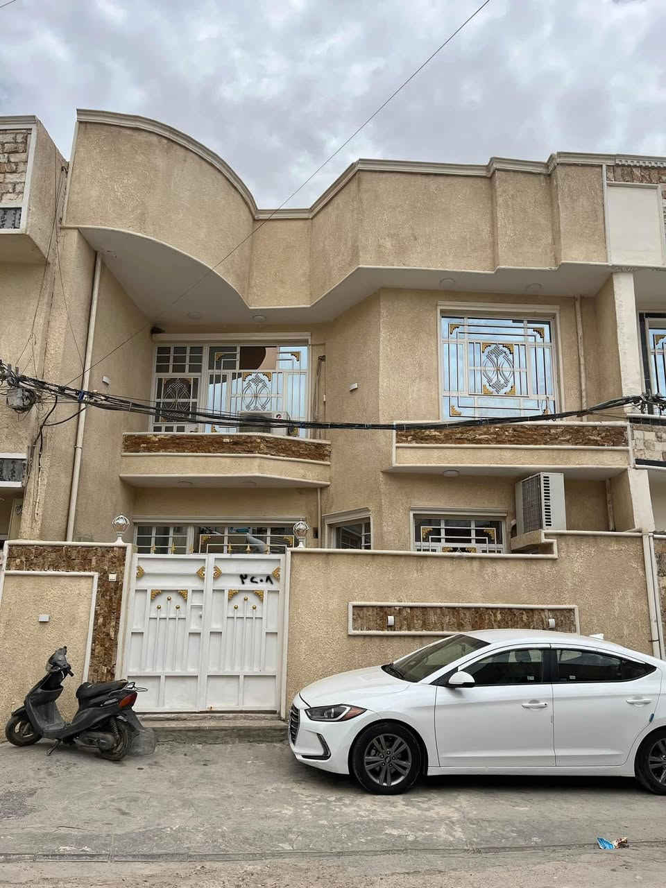 للبيع بيت 100 متر – الخطيب الزراعي
الواجهة 8.35 م، والنزال 12 م

🔹 الطابق الأول:

 • تواليت خارجي
 • تواليت داخلي
 • صالة
 • مطبخ مع هول مفتوح
 • صحيات كاملة

🔹 الطابق الثاني:

 • 2 غرف نوم 
 • هول كبير
 • صحيات

البيت زنجيل وعلى فرعين
البيت كامل وما بيه أي نقص

📍 الموقع:
الخطيب الزراعي – على الشارع الرئيسي السايدين 
اول فرع بصف معهد بغداد

💰 السعر: 145مليون 
📞 رقم الهاتف
***********
