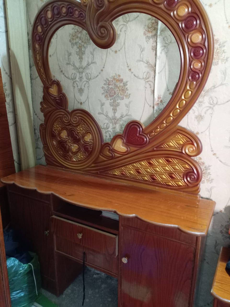 للبيع السعر 500 وبيها مجال
***********
