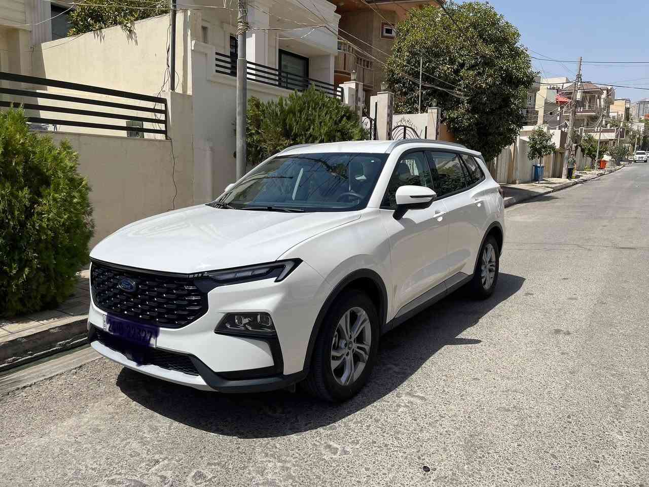 فورد تيريتوري 2025 تأتي بمحرك ايكوبوست 1.8 لتر 4 سلندر بقوة 190 حصان و320 نيوتن متر من عزم الدوران. تأتي بناقل حركة أوتوماتيكي بـ 7 سرعات ونظام دفع أمامي. تشمل الميزات القياسية إضاءة LED أمامية وخلفية، وكاميرا خلفية، وشاشة لمس، ومثبت سرعة.  ونظام كشف النقطة العمياء.
مواصفات فورد تيريتوري 2025:
المحرك: ايكوبوست 1.8 لتر 4 سلندر تيربو.
القوة: 190 حصان.
عزم الدوران: 320 نيوتن متر.
ناقل الحركة: أوتوماتيكي 7 سرعات.
الدفع: أمامي.
الإضاءة: LED أمامية وخلفية.
الكاميرا: خلفية.
الشاشة: لمس.
مثبت السرعة: نعم.
نظام كشف النقطة العمياء: نعم .
نظام الدخول الذكي: نعم 
المقاعد: جلد 
نظام المعلومات والترفيه: شاشة لمس 12.3 بوصة، دعم آبل كار بلاي وأندرويد أوتو.
نظام المساعدة في الركن: حساسات خلفية وكاميرا خلفية.
ميزات الأمان: فرامل مانعة للانغلاق، نظام التحكم في الثبات، مساعد صعود المرتفعات، نظام تثبيت السرعة، نظام مراقبة المنطقة العمياء.
ميزات السلامة الاختيارية: مثبت سرعة متكيف، نظام تحذير الاصطدام الأمامي مع مكابح طوارئ تلقائية، نظام تحذير الخروج من المسار، مساعد البقاء في المسار.
سياره جديده رقم دهوك اجنبي الجديد ماشيه ٢٦٠٠ كم 
للتواصل عن السعر الاتصال بالرقم *********** متوفر واتس وفايبر دهوك, العراق
